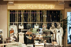 Detalle de iluminación y materiales en espacio retail Women’secret
